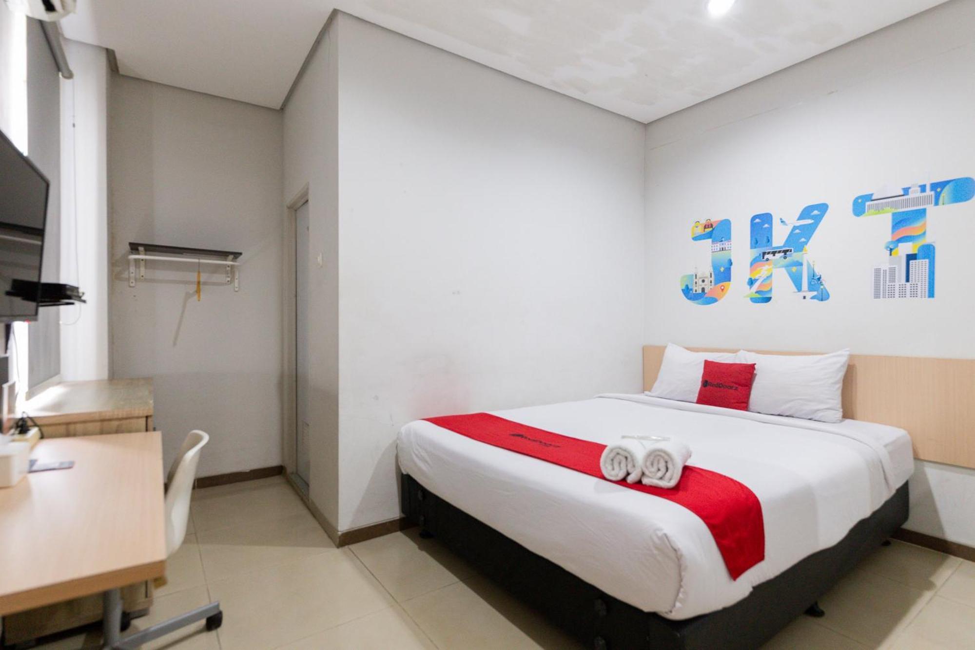 RedDoorz Plus Syariah near Mall Pondok Indah Jakarta Exterior foto
