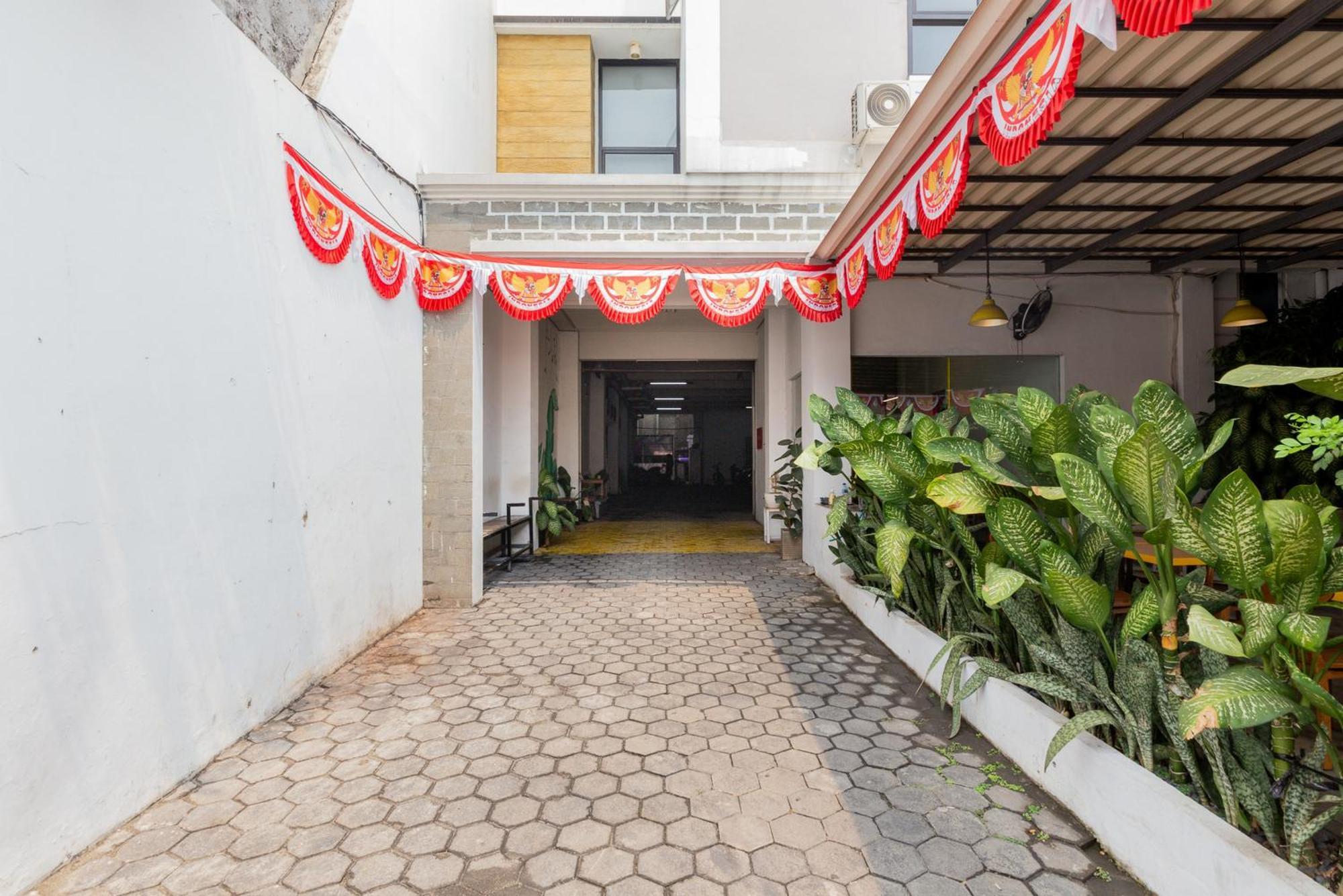 RedDoorz Plus Syariah near Mall Pondok Indah Jakarta Exterior foto
