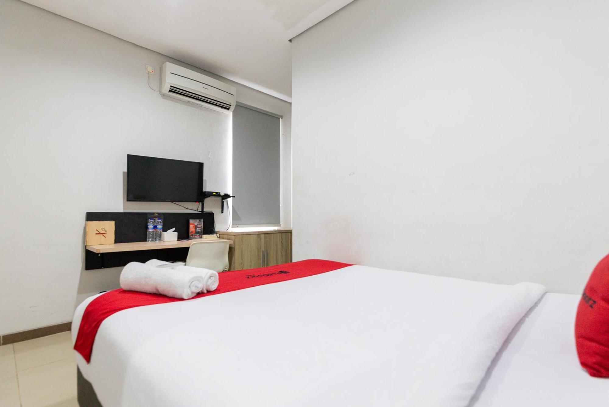 RedDoorz Plus Syariah near Mall Pondok Indah Jakarta Exterior foto