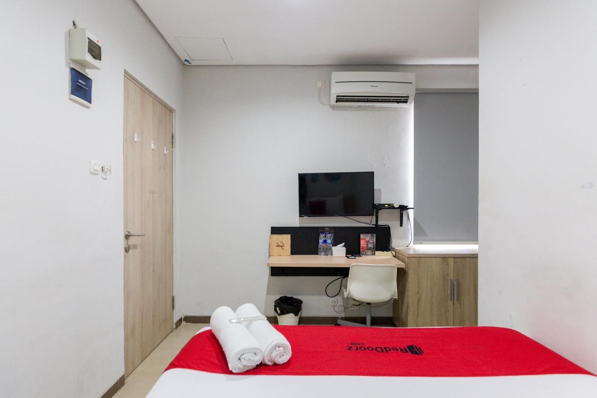 RedDoorz Plus Syariah near Mall Pondok Indah Jakarta Exterior foto