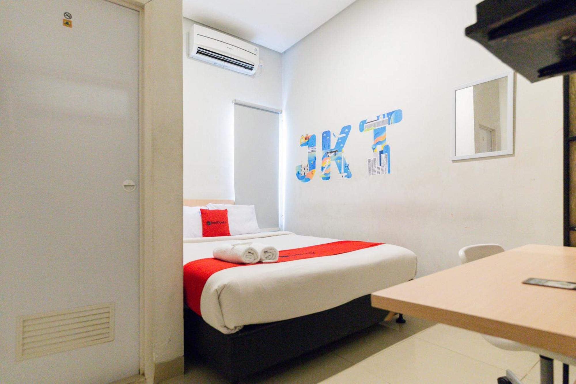 RedDoorz Plus Syariah near Mall Pondok Indah Jakarta Exterior foto