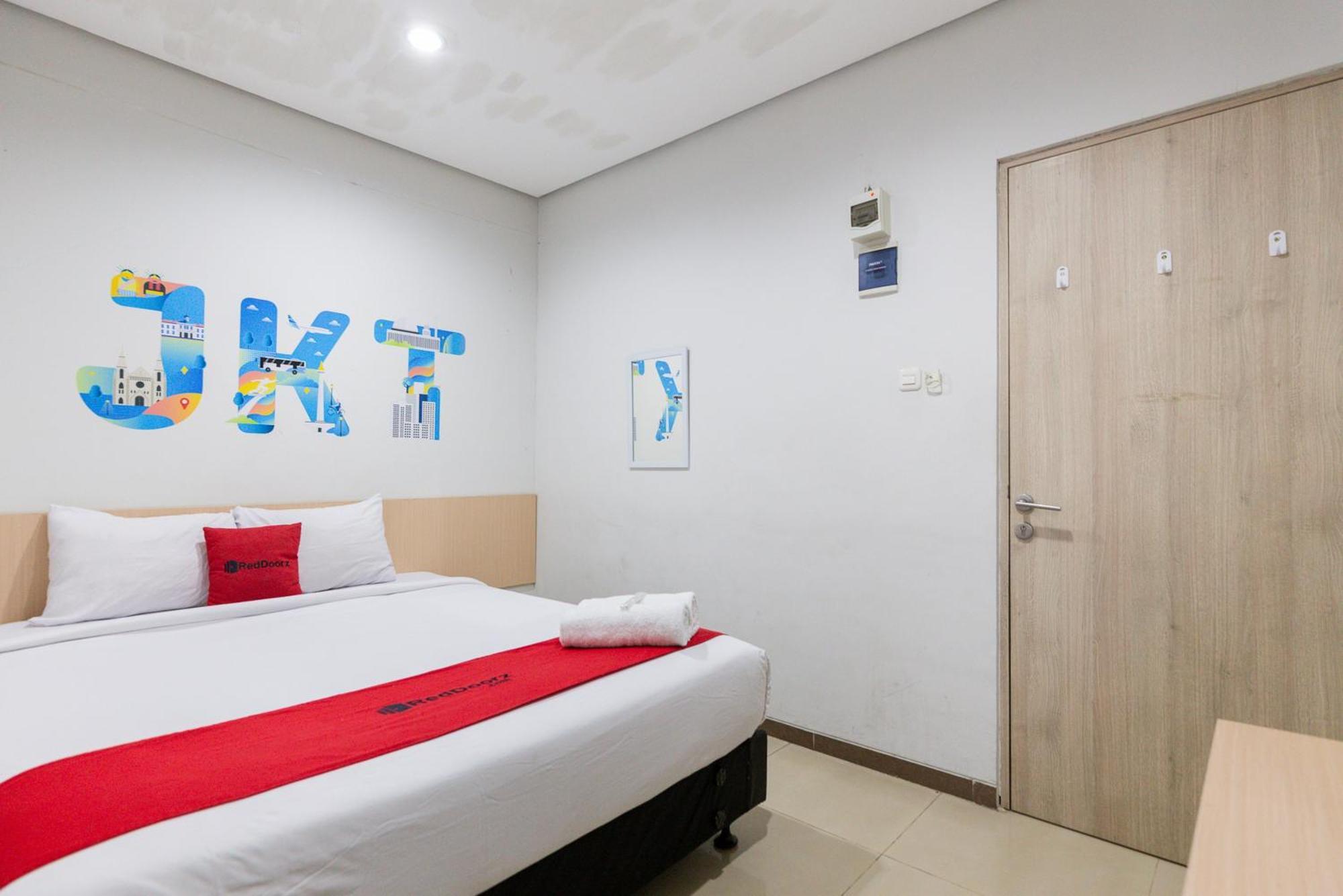 RedDoorz Plus Syariah near Mall Pondok Indah Jakarta Exterior foto