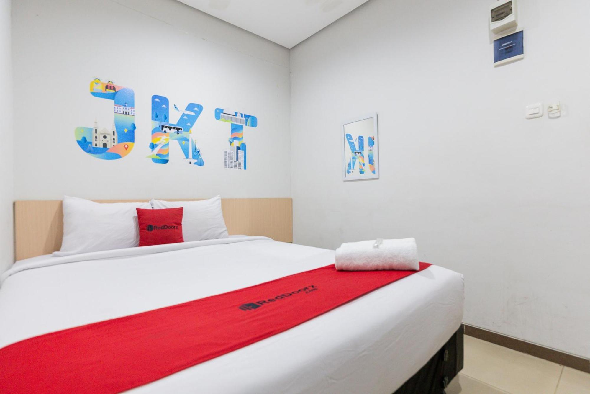 RedDoorz Plus Syariah near Mall Pondok Indah Jakarta Exterior foto
