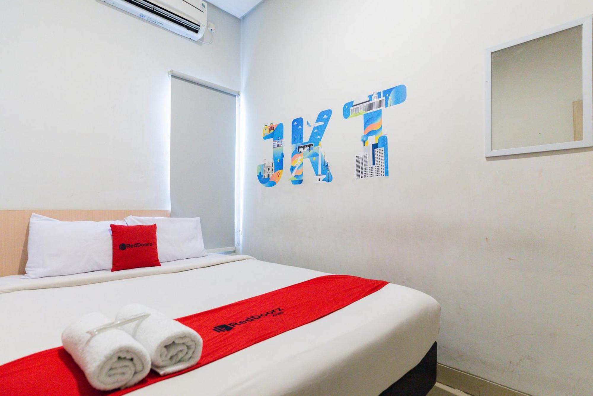 RedDoorz Plus Syariah near Mall Pondok Indah Jakarta Exterior foto