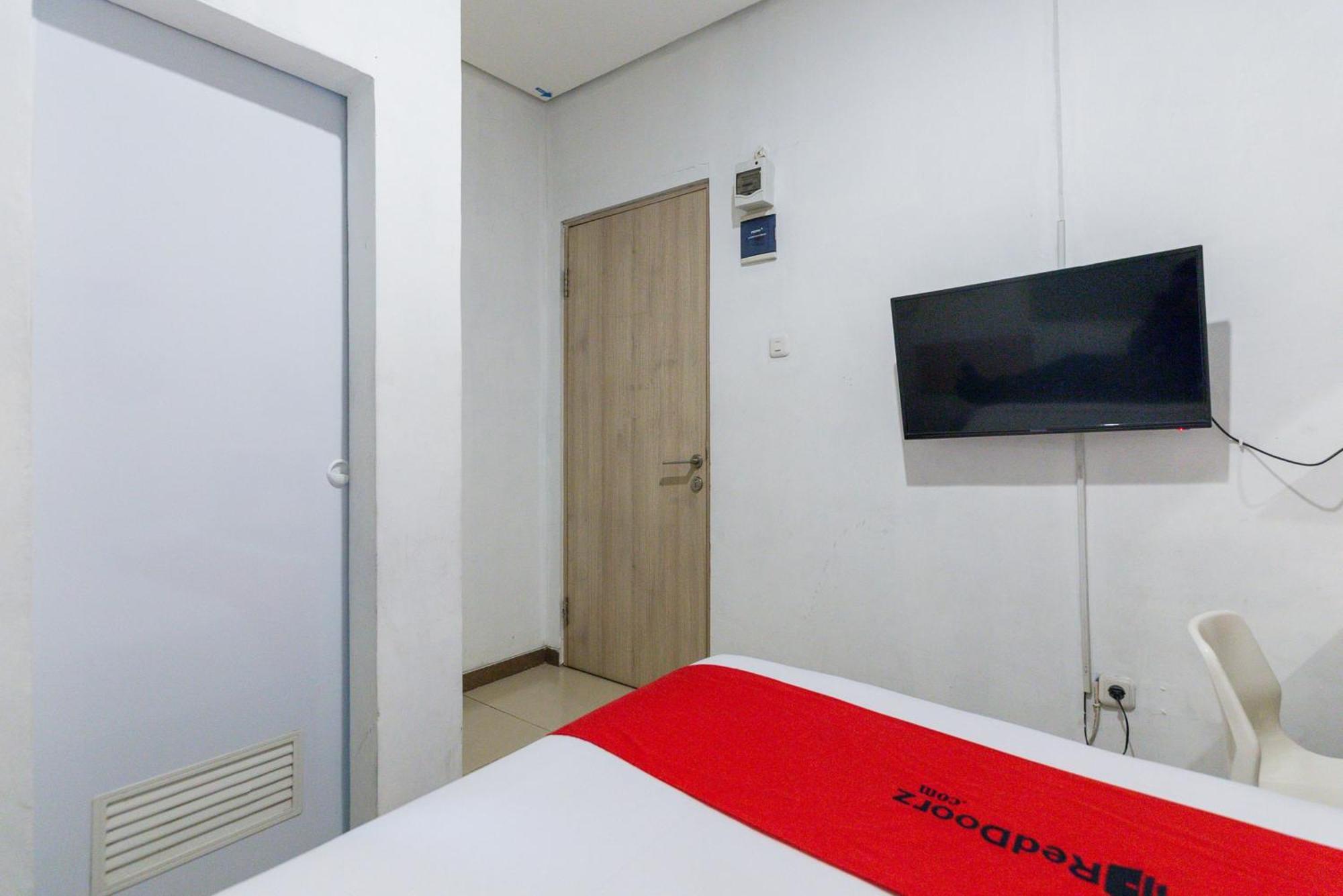 RedDoorz Plus Syariah near Mall Pondok Indah Jakarta Exterior foto