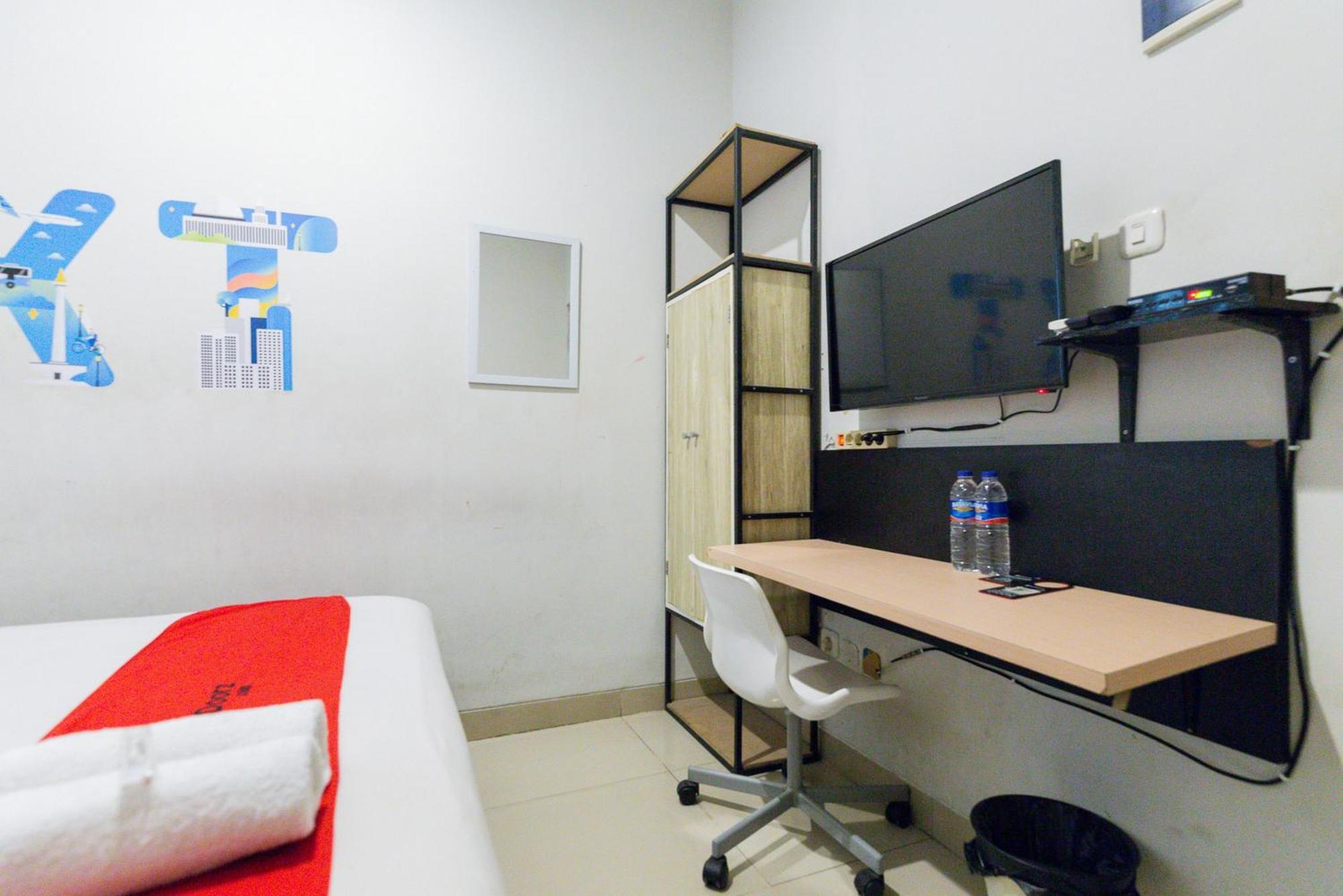 RedDoorz Plus Syariah near Mall Pondok Indah Jakarta Exterior foto